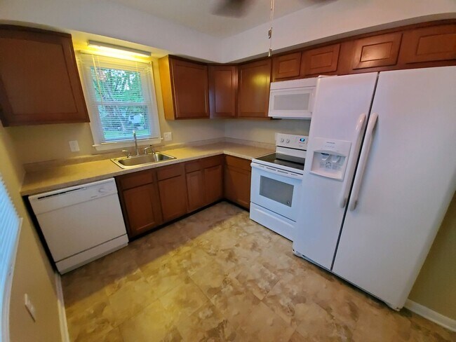 Building Photo - 3 Bedroom, 1 Bathroom with Walkout Basement