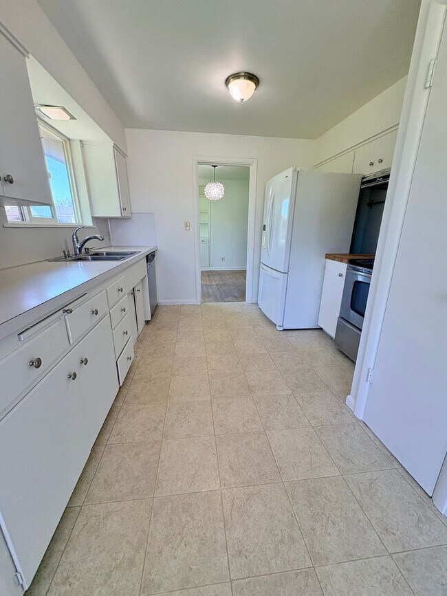 Foto del edificio - 5 Bed/1.5 Bath Beacon Hill Home with Gorgeous Views!