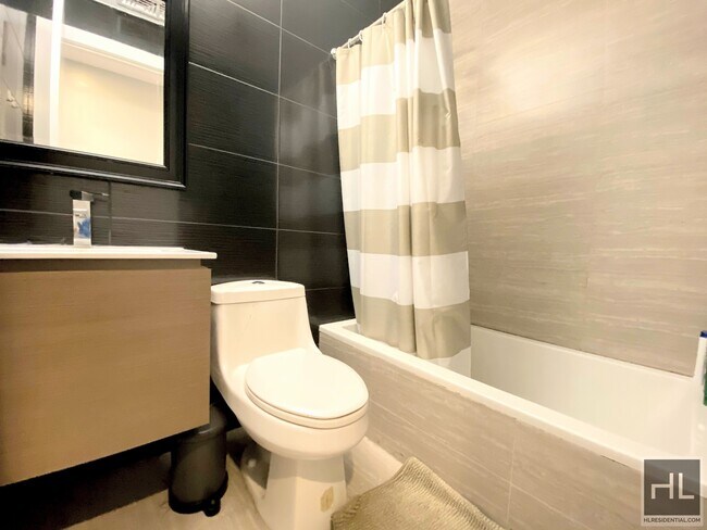 Building Photo - LARGE FIVE BEDROOM DUPLEX- WHIPPLE STREET