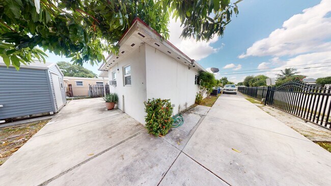 Foto del edificio - 3097 NW 102nd St