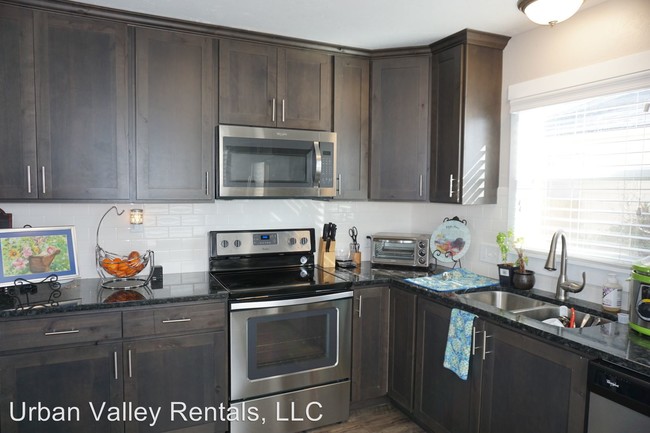 Building Photo - 2 br, 1 bath Apartment - 375 E. Utopia Ave.