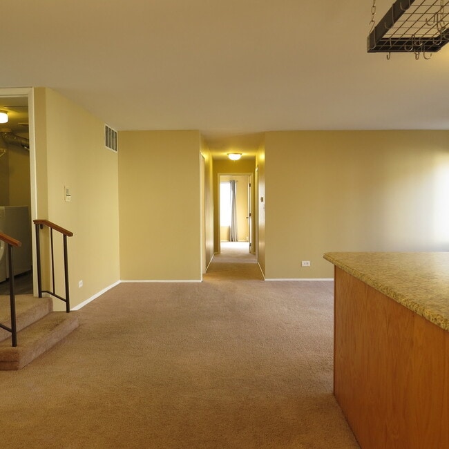 Building Photo - 325 Springlake Ln