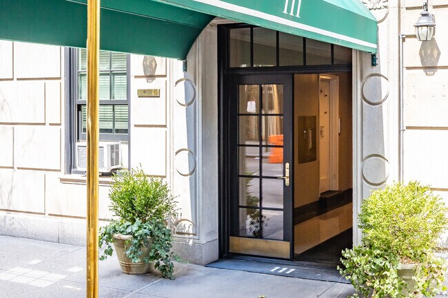 Entrada - 111 E 75th St