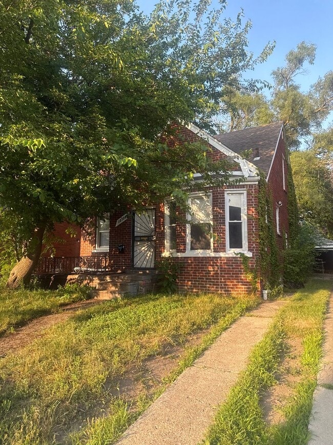 Building Photo - 15738 Sorrento Ave