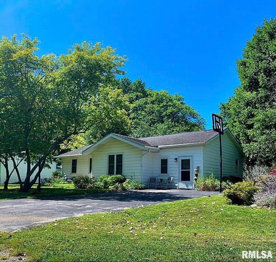 321 Parkview Dr, Rochester, IL 62563 House for Rent in Rochester, IL
