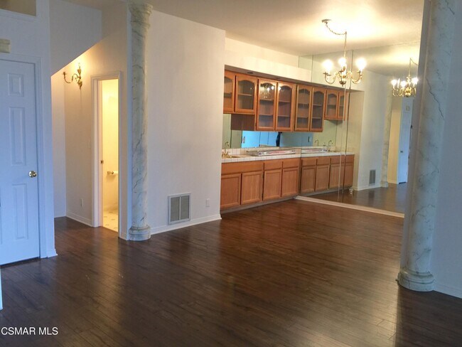 Foto del edificio - 3087 E Hillcrest Dr