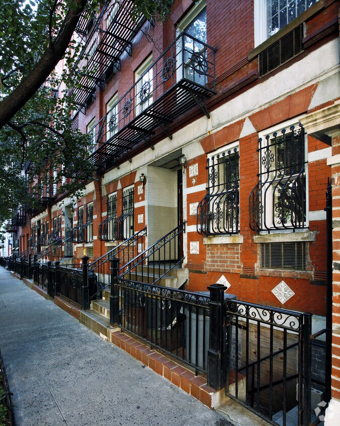 Primary Photo - 322-326 E 82nd St