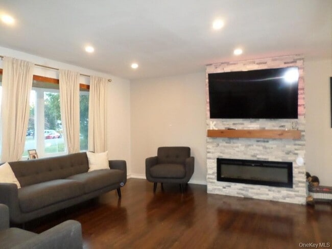 Building Photo - 8 Jodi Ln