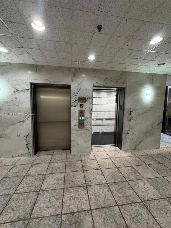 Foto del edificio - 900 NE 195th St