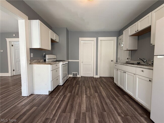Building Photo - 3327 W 88th St