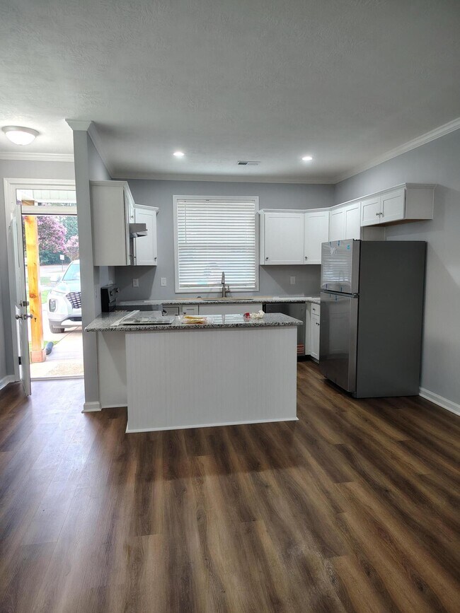Foto del edificio - 1061B Pinecrest Ave NW