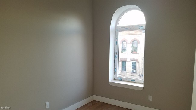 Building Photo - 308 Linden St