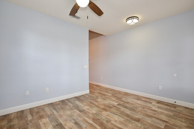 Building Photo - Beautiful 4/2 Spacious Home with a Large B...