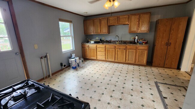 Foto del edificio - 3 bedroom 1 bath house on corner lot with ...