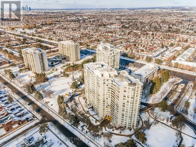 Building Photo - 1121-1121 Steeles Ave W