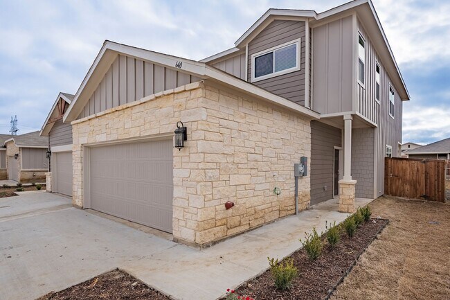 Foto del edificio - GORGEOUS 4 BEDROOM DUPLEX LOCATED IN MIDLO...