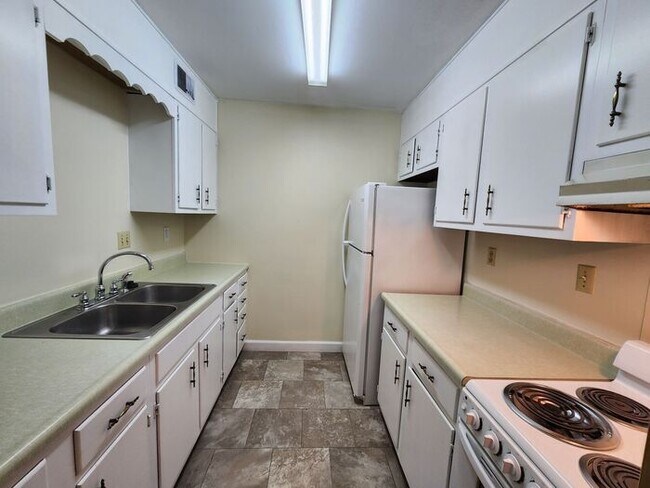 Foto del edificio - Charming 1-Bedroom Courtyard Level Apartme...