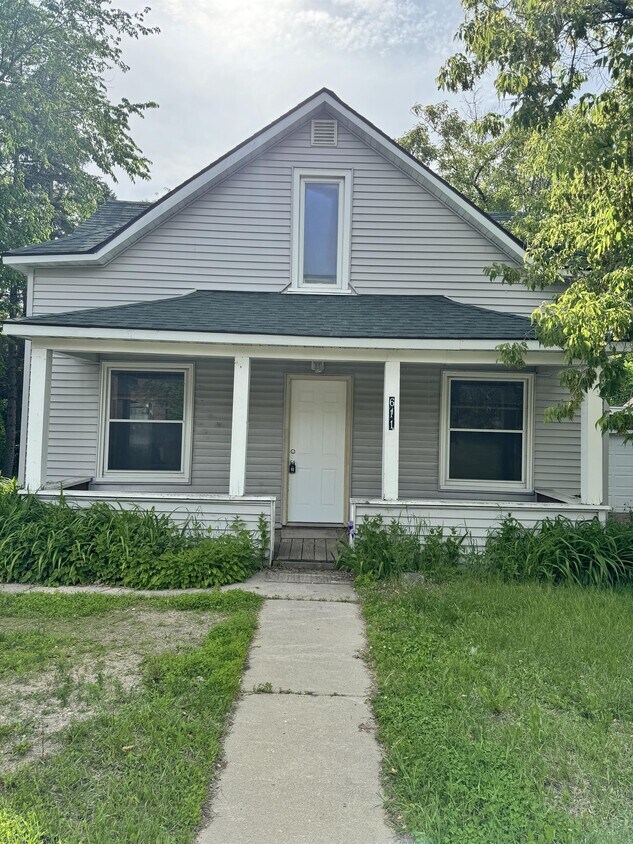 Foto principal - 611 Irvine Ave NW
