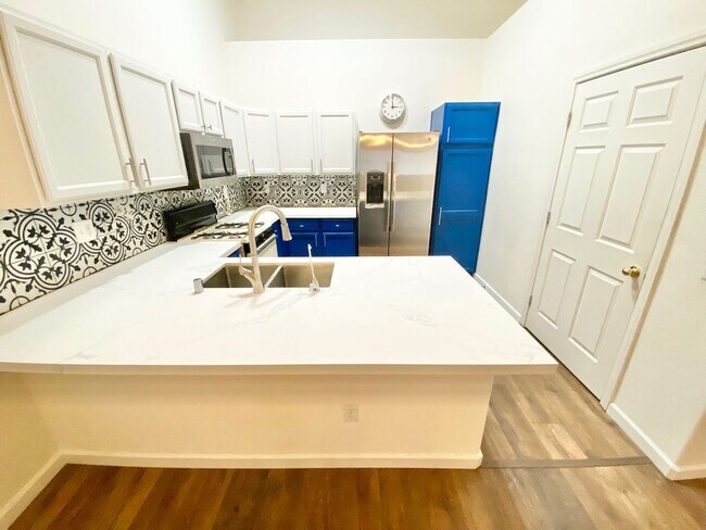 Building Photo - STUNNING 2 BEDROOM 2 FULL BATHS 2 CAR ATTA...