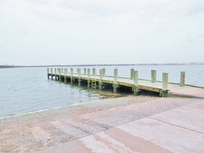 Building Photo - Beautiful 3 Bedroom Duplex by the Beach! A...