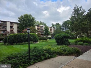 Building Photo - 7420 Lakeview Dr