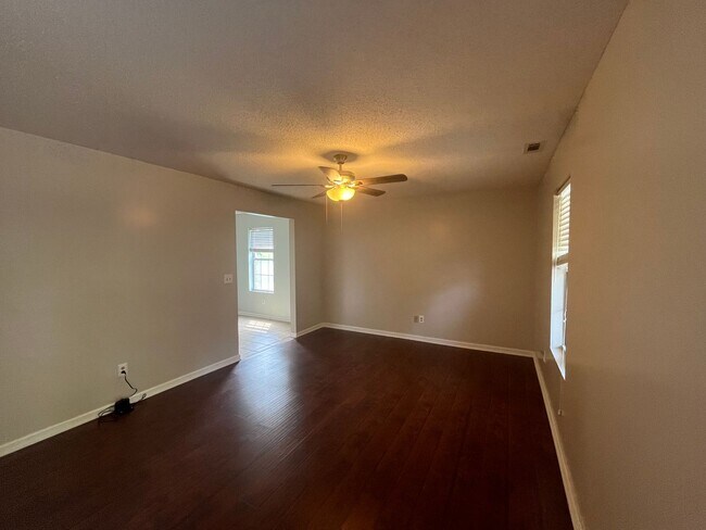 Building Photo - 3 Bedrooms, 2 Bathrooms - Townhome in Rome!