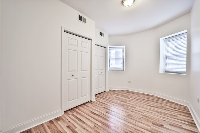 Building Photo - 728 W Waveland Ave
