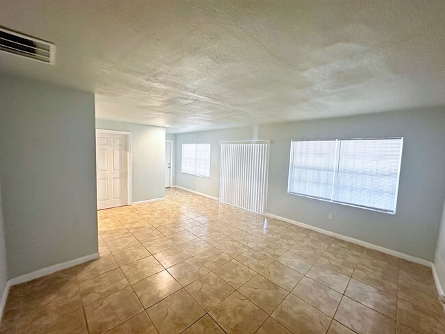Foto del edificio - 400 Opa-Locka Blvd