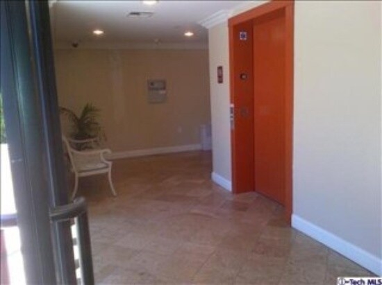 Foto del edificio - 6938 Laurel Canyon Blvd