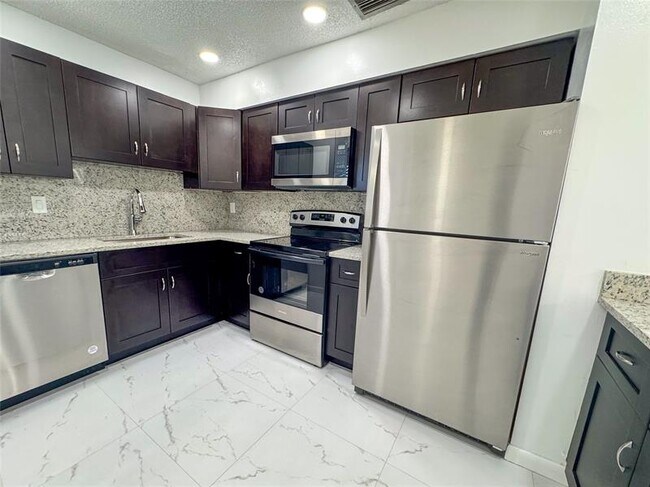 Foto del edificio - 10687 Royal Palm Blvd