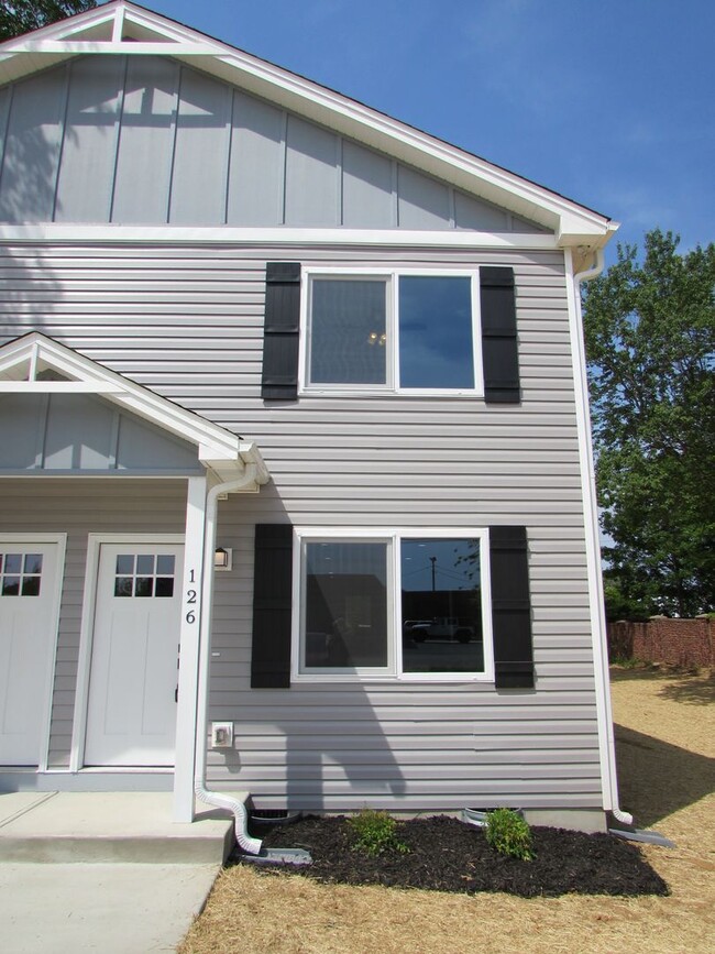 Building Photo - Brand new 3 bed/2.5 bath duplex located in...