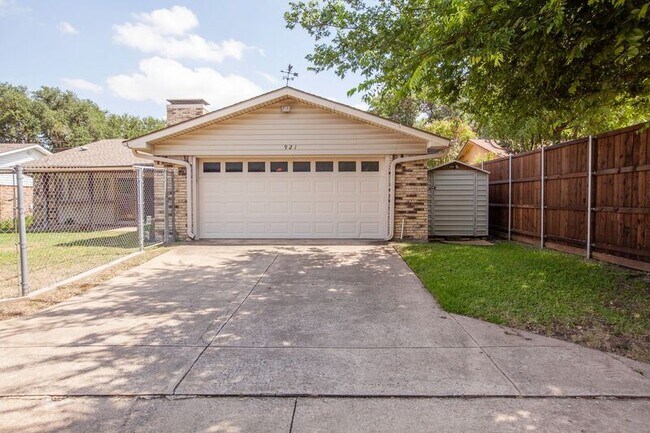 Building Photo - 921 Mossvine Dr