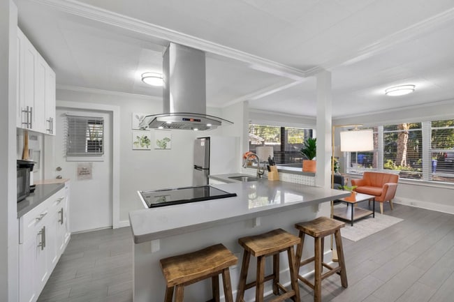 Building Photo - 551 SW 13th Ave