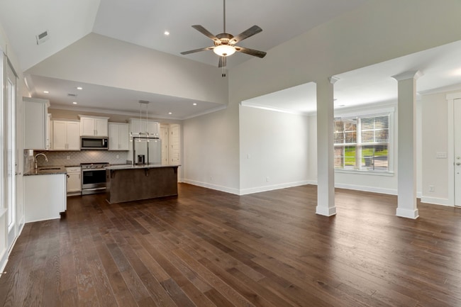 Building Photo - 204 Faraway Hills Dr
