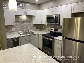 Building Photo - 904 Georgian Dr