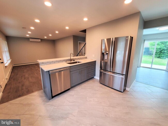 Building Photo - 2850 Normandy Dr