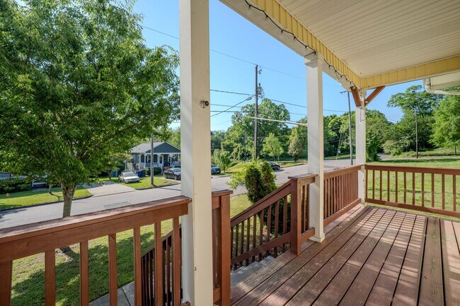 Building Photo - Close to downtown 3 bed/2 bath with fantas...