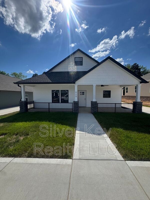 Building Photo - 924 Stratford Ave