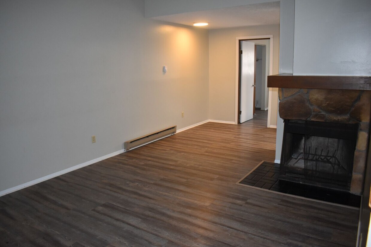 847 Kerns Dr NE Unit Apt A (1BR Loft), Bolivar, OH 44612 Room for