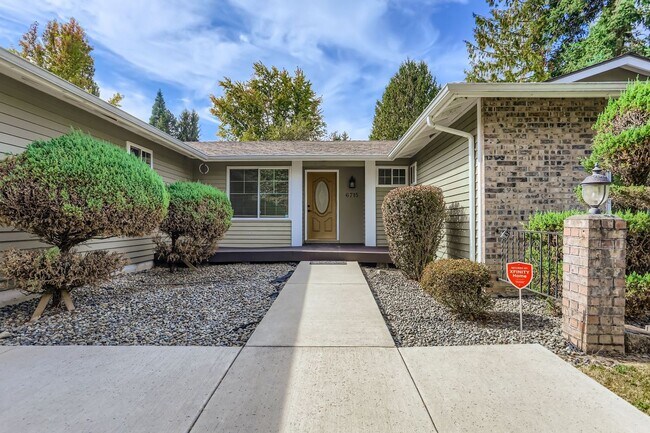 Foto del edificio - Peaceful neighborhood setting within walki...