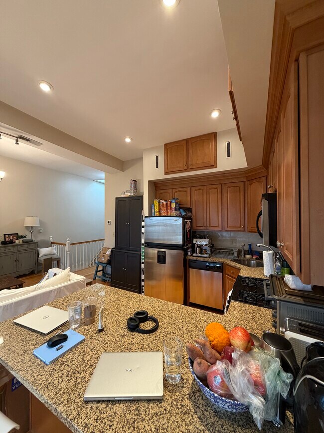 Foto del edificio - 261 W 2nd St