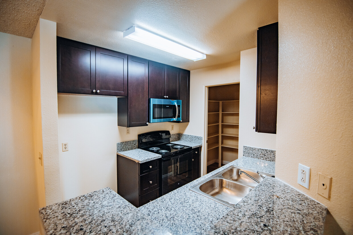 Foto principal - 2750 Riverside Dr