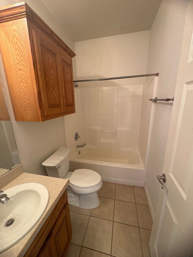 Building Photo - 3 Bed 2 Bath Home Available 10/13