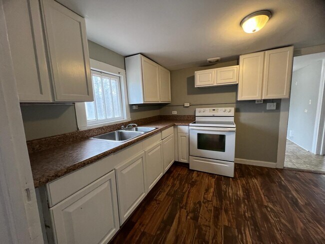 Building Photo - 610 S Chapel St