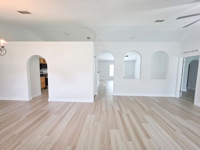 Foto del edificio - Beautiful 4 Bedroom in Gated Compass Pointe