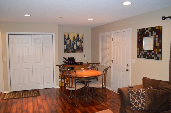 Building Photo - Large one bedroom/One Bath - NE Rochester