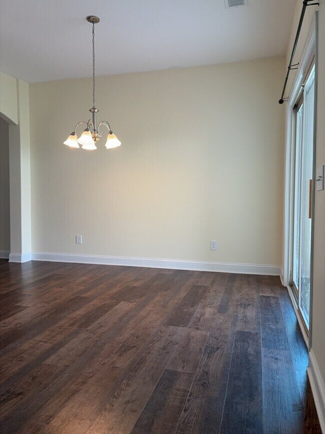 Foto del edificio - "Charming 3-Bedroom Home with 2 Full Baths in Greenville's Forest Ridge!"