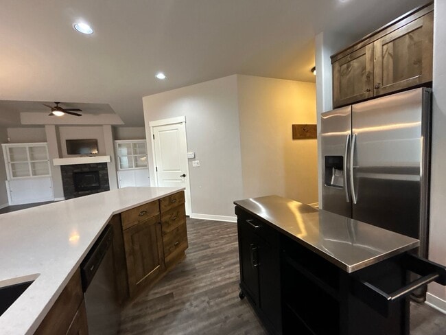 Foto del edificio - 3 Bedroom / 2 Bathroom Single Level Duplex...