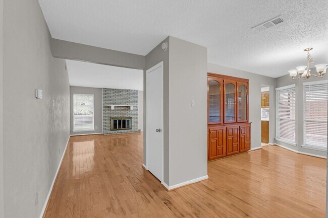 Foto del edificio - Spacious 4 Bedroom Home in Richardson with Fresh Updates and  Fenced Yard