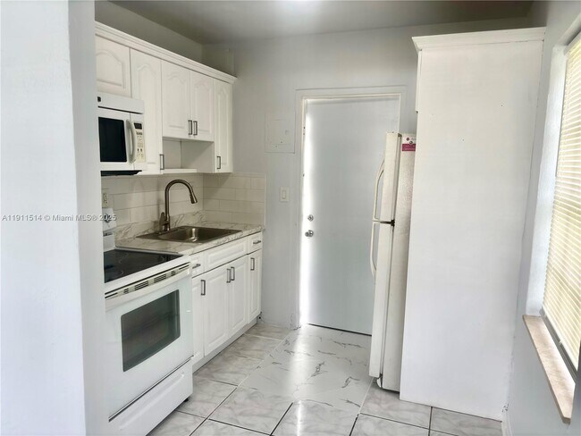 Building Photo - 15324 Lincoln Dr